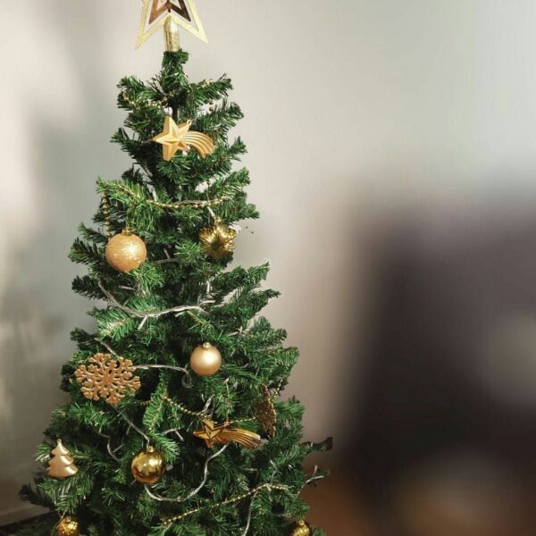 Classic Green Christmas Tree with Gold Ornaments – 4ft Fully Decorated
